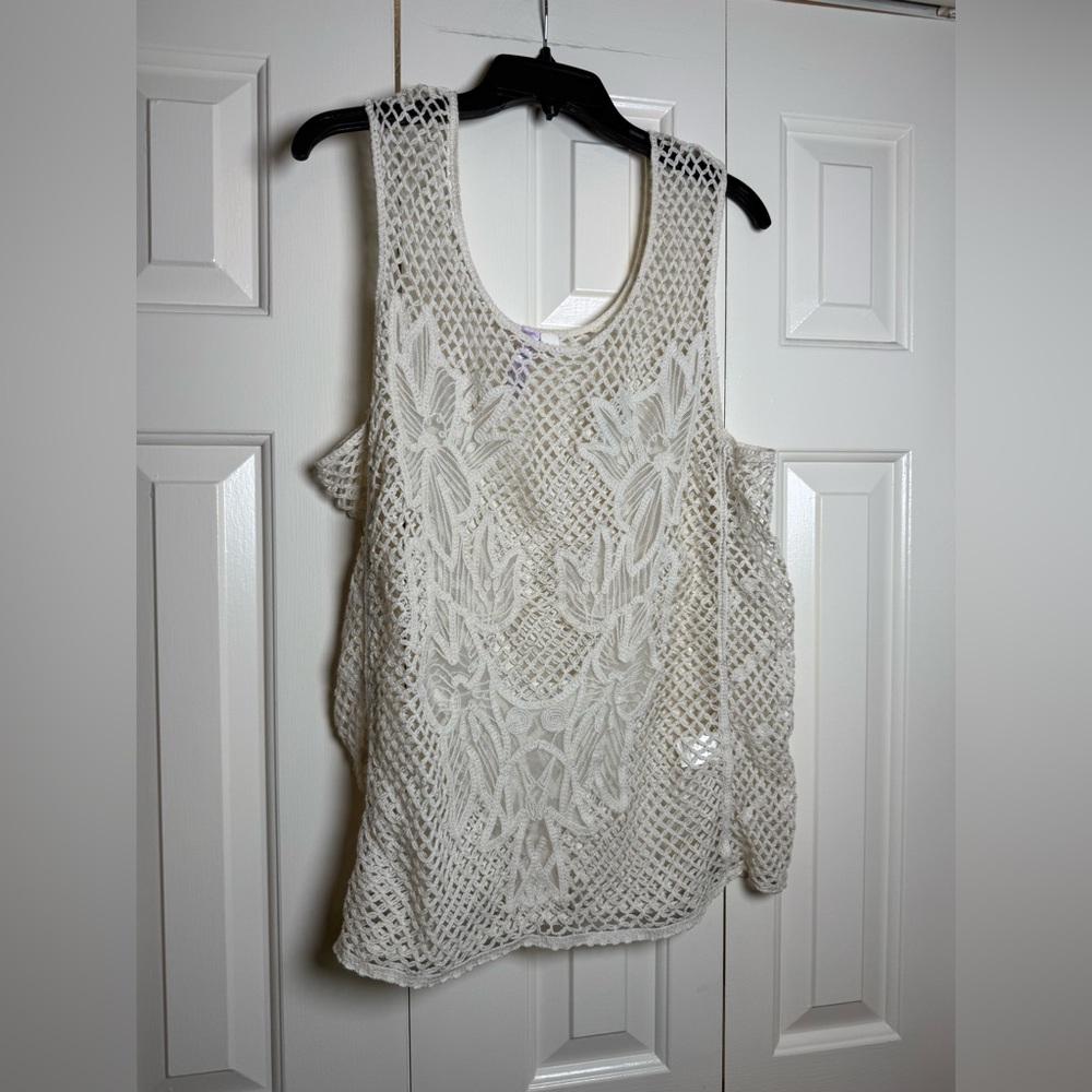 Alya Francesca’s‎ lace knit tank top